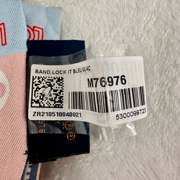 Authentic LOUIS VUITTON
Silk Monogram Lock It Bandeau Bleu Glacier - Picture 3 of 3